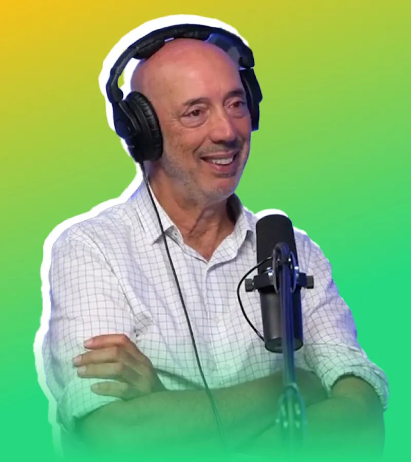 Foto do Beto Pandiani em um podcast
